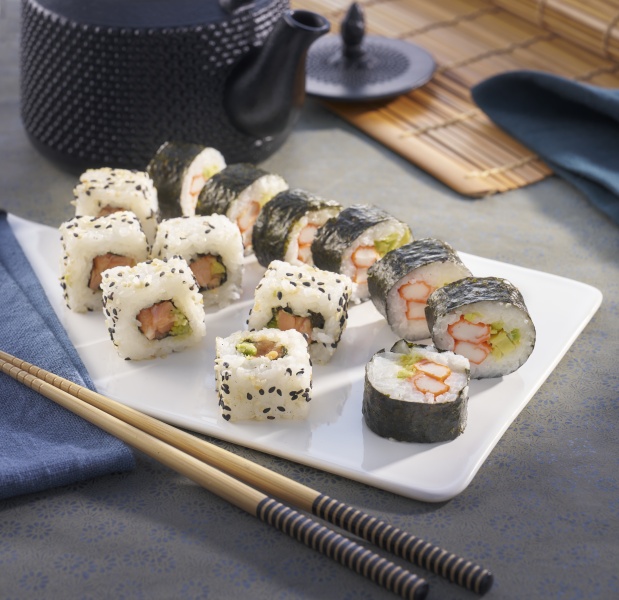 Plateau de sushis rolls