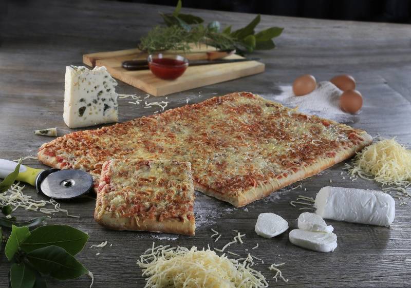 Pizza gastronorme aux 3 fromages