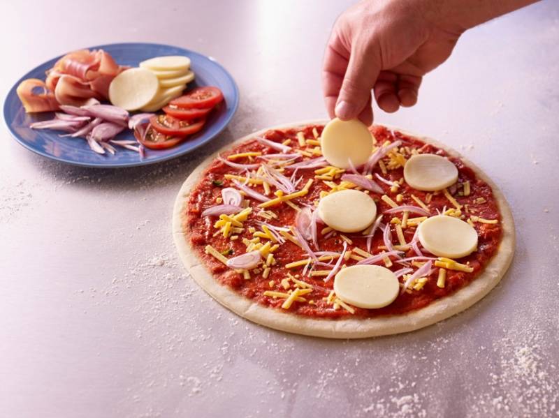 Fond de pizza tomaté rond