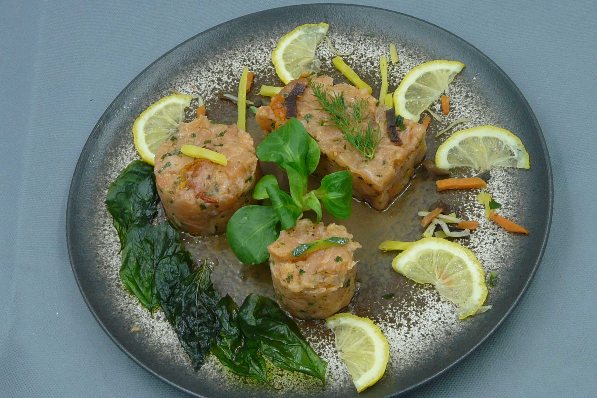 Tartare de saumon aux tomates confites et herbes
