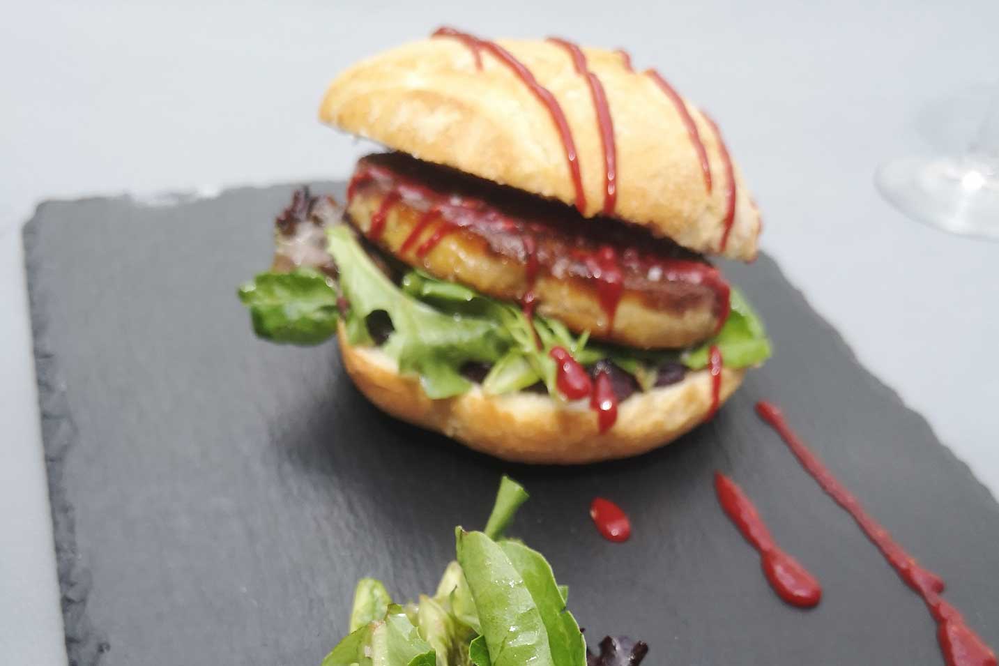 Burger de foie gras poêlé ketchup framboise compotée d'oignons