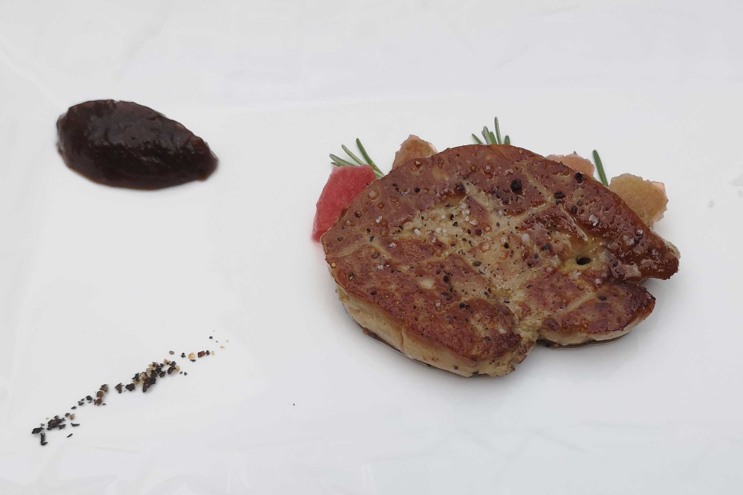 Escalope de foie gras pôelée chutney à la rhubarbe et épices